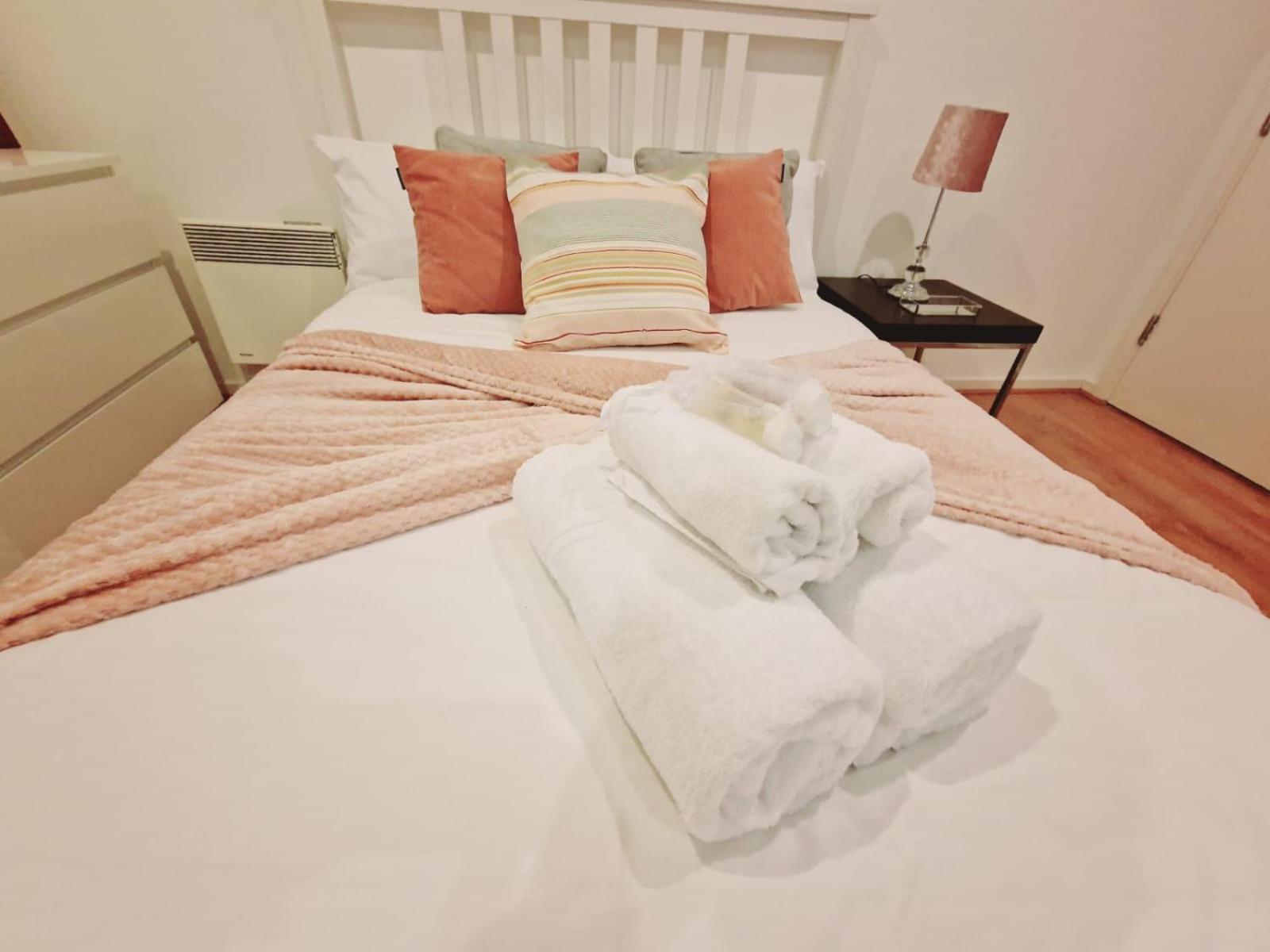 Deluxe 2-bed Near Shoreditch Apartment *